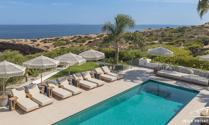 Cap Martinet Villa | Lujosa villa con bahía privada, piscina, terraza y preciosas vistas