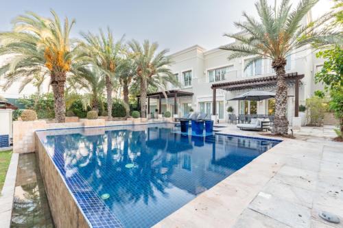 Emirates Hills Villa | Luxurious Villa with Private Pool, Game Lounge and Minutes from Dubai Marina and JBR Beach, Emirates Hills by Deluxe Holiday Homes
