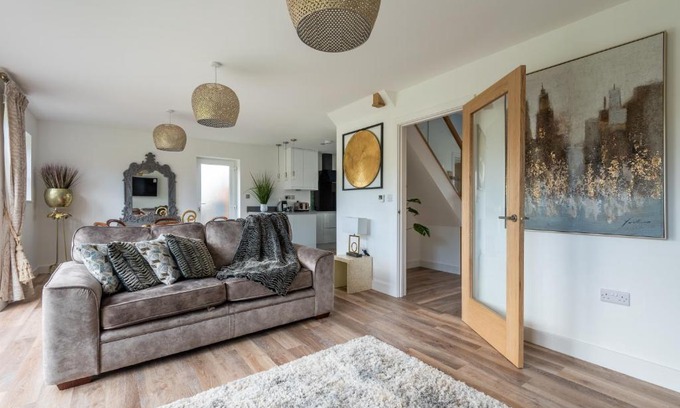 Alfrick Casa | Luxuriously appointed 3 bedroom cottage off road parking for 3 vehicles dogs welcome by prior arrangement only 3 church cottages Alfrick close to Malvern and Worcester and Shelsley Walsh in a lovely village close to M5 Dogs welcome