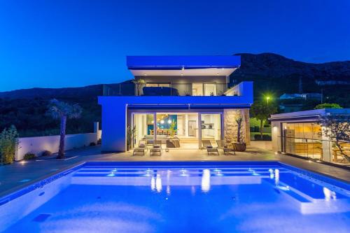 Kastel Gomilica Villa | Luxurius Villa Aria with heated 45sqm pool, jacuzzi and seaview