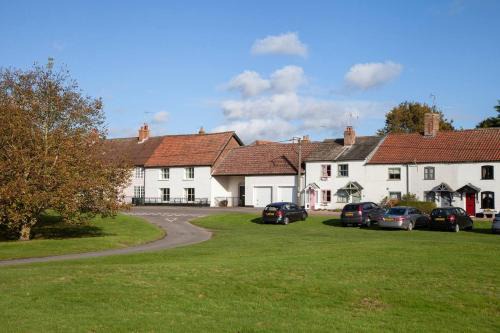 Great Massingham Casa | Luxury 1 bed cottage with hot tub and log burner