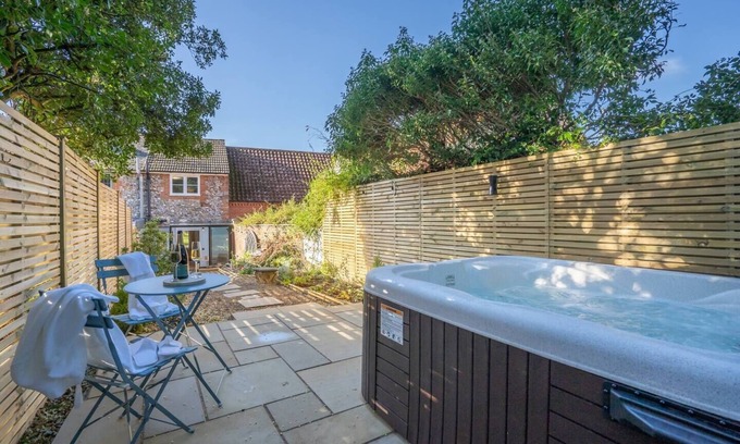 Great Massingham Cabaña | Luxury 1 bed cottage with hot tub and log burner