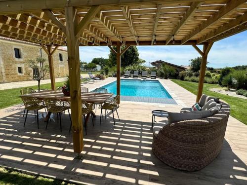 Saint-Savinien Casa | Luxury 1 bed house with shared pool