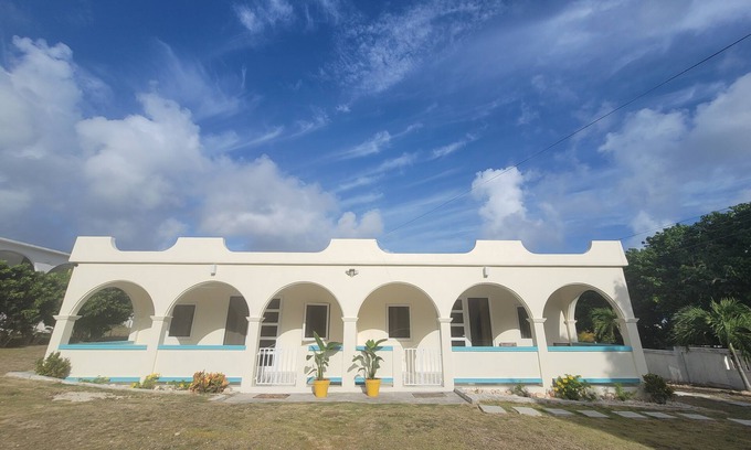 West End Village Apartamento | Luxury 1-bedroom apartment off beautiful Meads Bay with WiFi, AC