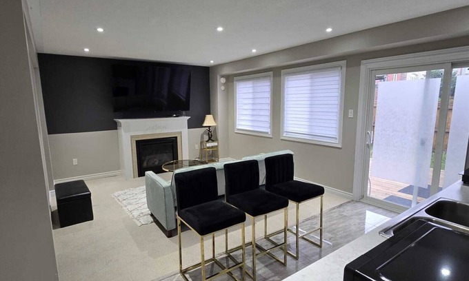 Ajax Apartamento | Luxury 1 Bedroom apartment with private backyard