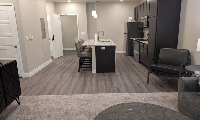 Alliance Apartamento | Luxury 1-bedroom flat in enjoyable Alliance with fitness room.