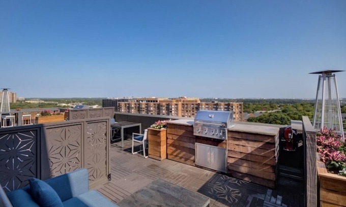 West End Apartamento | Luxury 1-bedroom rental unit with pool.