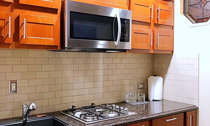 Franklin Park Casa | Luxury 1-bedroom with WiFi, AC in charming Franklin Park
