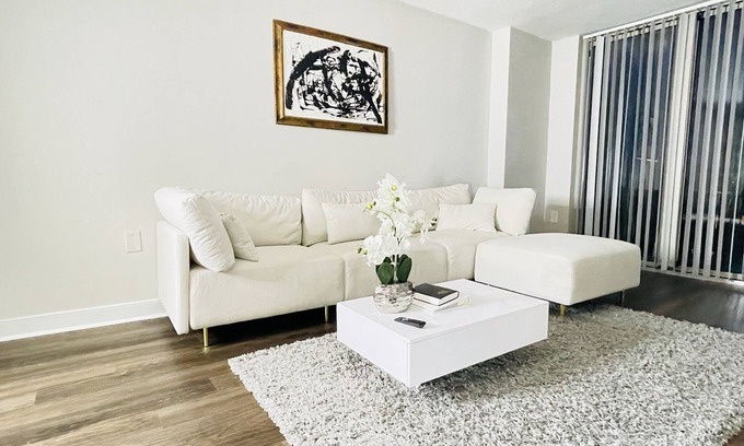 Downtown Apartamento | Luxury 1-Bedroom with Rooftop Pool,Gym Facility