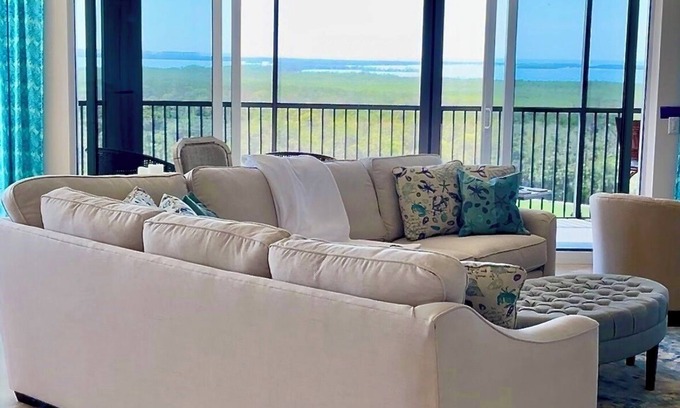 Bonita Springs Condominio | Luxury 10th Floor Coastal Condo- 3BR/3.5BA Private Beach & Resort Amenities!