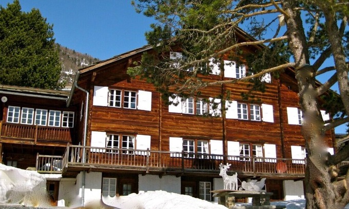 Saas-Fee Chalet De Esquí | Apartamento de lujo de 190m2 de esquí en el famoso chalet Saas Fee de Carl Zuchmayer