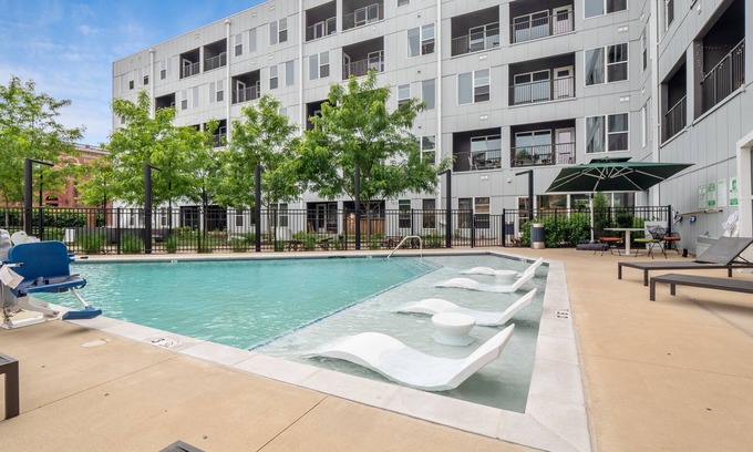 Compton Heights Apartamento | Luxury 1BD/1BR Apt in St. Louis-Pool| Gym| Free Parking!