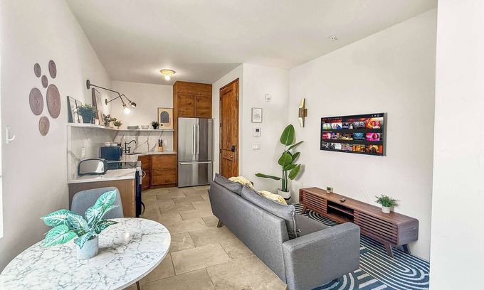 Society Hill Apartamento | Luxury 1BD Stay in South St | 1 Bed Retreat