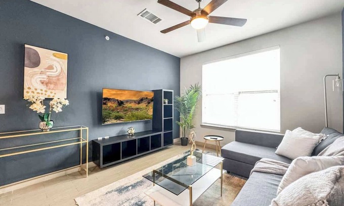 Uptown Apartamento | Luxury 1BD | Uptown | Sleeps 4 | Free Parking