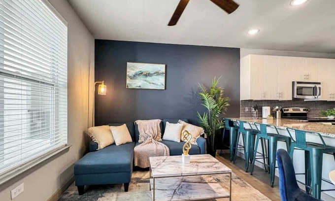 Uptown Apartamento | Luxury 1BD | Uptown | Sleeps 4 | Free Parking