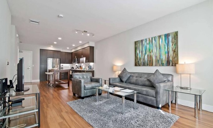 Shoreline West Apartamento | Luxury 1BR | Free Parking & WiFi | Outdoor Pool & Terrace
