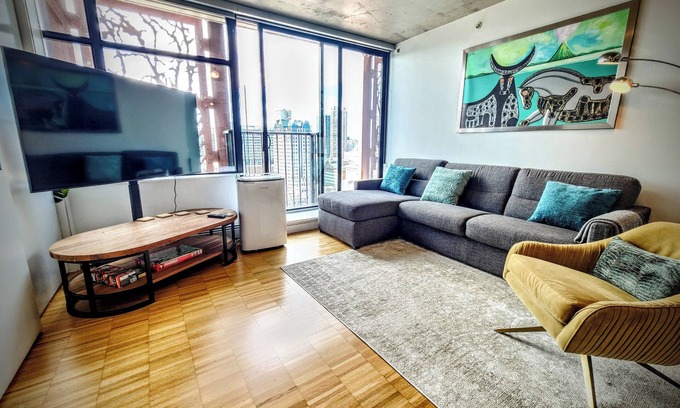 Gastown Apartamento | Luxury 1BR Gastown Condo | Water Views + Contactless Check-In | Parking Nearby