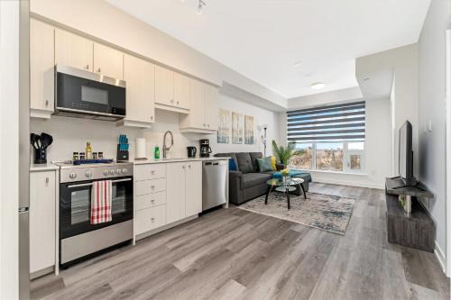 Kitchener Apartamento | Luxury 1BR King Bed Unit - Private Balcony
