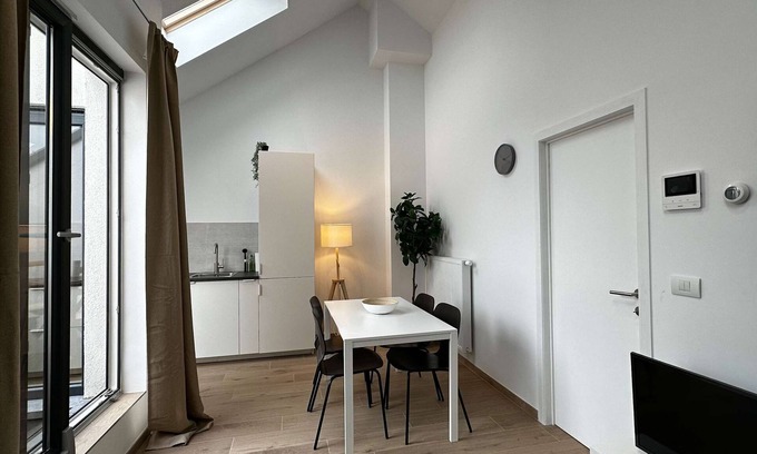 Klein-Antwerpen Apartamento | Luxury 1BR Near Fashion District by Oneluxstay
