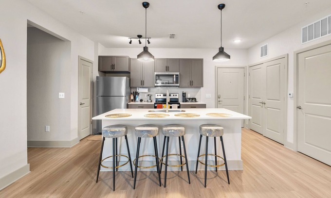 East Ybor Apartamento | Luxury 1BR with Pool & Fire Pit