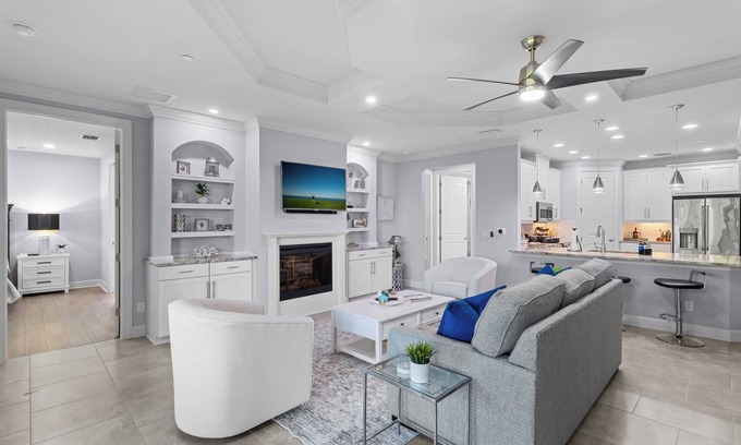 Naples Condominio | Luxury 1st Floor Coach Home, Esplanade Golf, Tennis, Pickleball & Pools