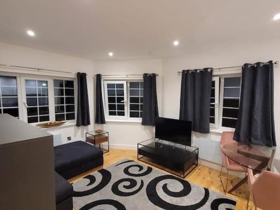Wainscot Casa | Luxury 2 Bed Apartment In The Center Of Rochester
