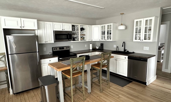 Northport Casa | Luxury 2 bed apt in Northport! Walk to everything (next door to Plover apt)