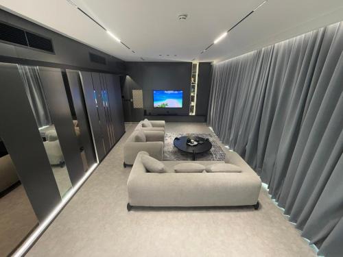 Bur Dubai Apartamento | Luxury 2-Bed Flat, Prime Location, Burj View & World Highest Running Track