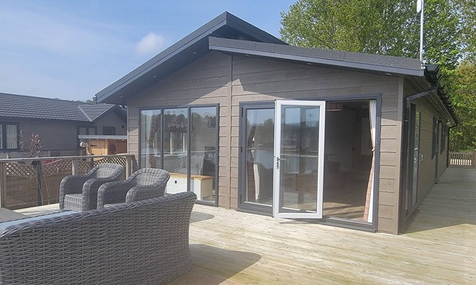 Arnold Cabina | Luxury 2-bed Lodge in Routh, Sleeps 4 With Hot Tub