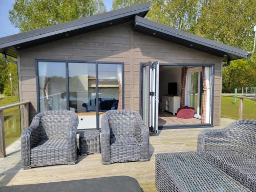 Arnold Casa | Luxury 2-Bed Lodge in Routh Sleeps 4 with Hot Tub