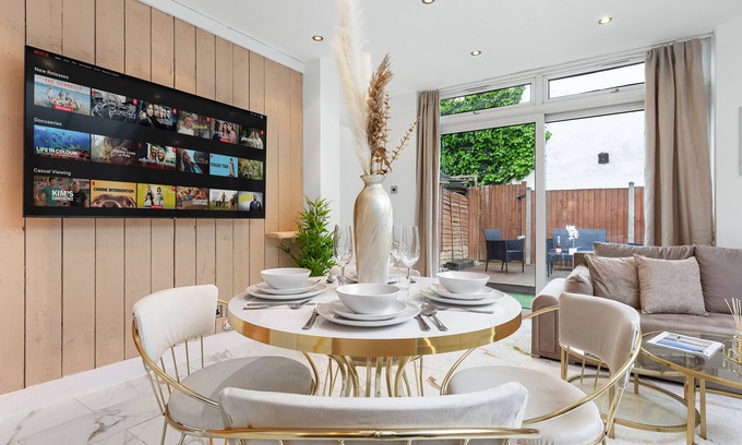 Southfield Apartamento | Luxury 2 Bedroom w/Garden | 65 inch TV & Netflix