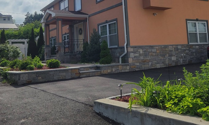 Waterbury Apartamento | Luxury 2 Bedroom 2 Bathroom Apt w/ Fireplace