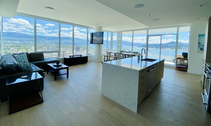 Cultural District Condominio | Luxury 2 bedroom, 2 bath condo. Pool, steam room & gym.