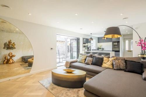 Cambridge Casa | Luxury 2 Bedroom Apartment with AC and Parking