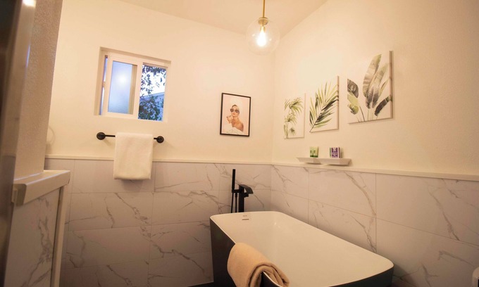 Valley Glen Casa | Luxury 2-Bedroom Boutique Bungalow with Spa & Kitchenette centrally located LA!