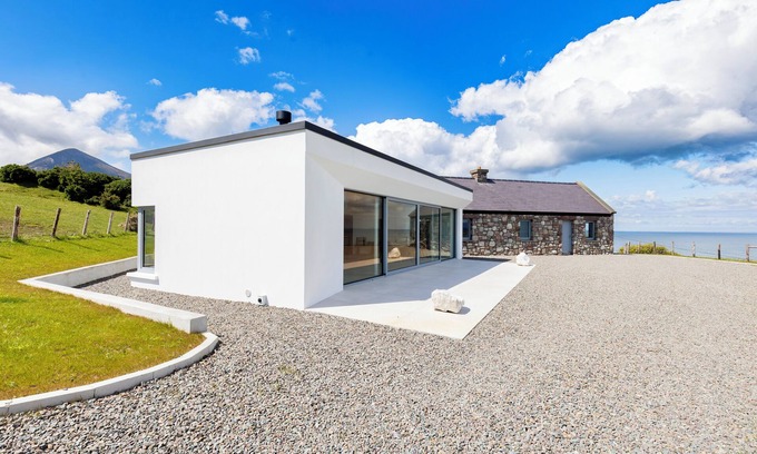 Doogort Cabaña | Luxury 2-bedroom cottage in spectacular location on Achill