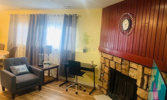 Southeast Colorado Springs Apartamento | Luxury 2 bedroom rental place with a fireplace