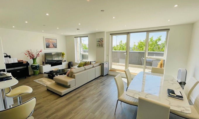 South Acton Apartamento | Luxury 2 Bedrooms Penthouse + Free Indoor Parking