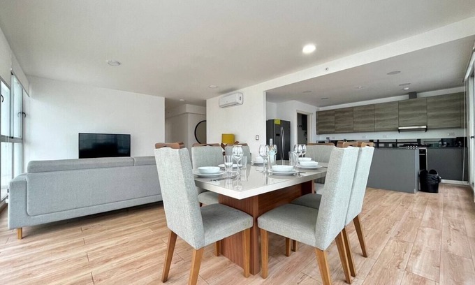 Marbella Apartamento | Luxury 2 BR apt with free parking and balcony