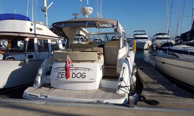 New Forest District Alquiler De Eote | Luxury 2 cabin Motor Yacht in Lymington's beautiful Yacht Haven
