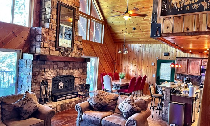 Crown King Cabina | Luxury 2 Story Crown King Cabin, Large balcony, Hiking, Fishing, Mountain Views