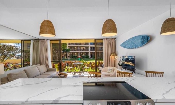 Kihei Condominio | Luxury, 20 steps from the ocean, pool, jacuzzi! Newly remodeled, best location!