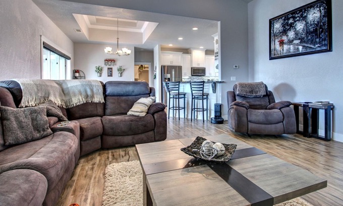 Jackson County Casa | Luxury 2200sqft Home Commercial Gym, Pool & HotTub