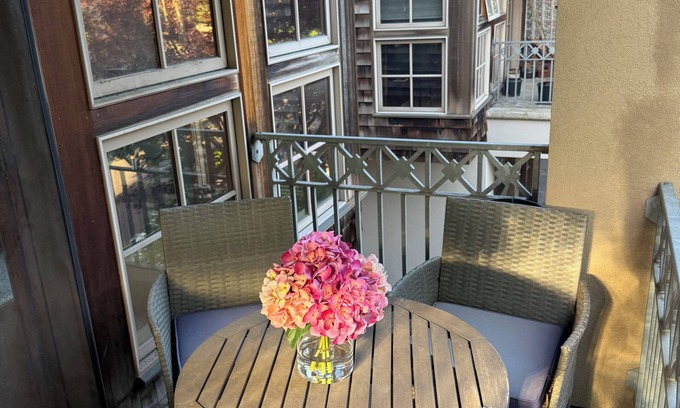 Northwest Portland Casa | Luxury 2bd/2.5 bath fully furn townhome in best area near NW 23rd & trails.