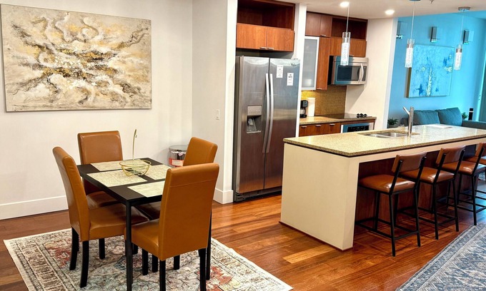 Channel District Condominio | Luxury 2BR/2BA Channelside Condo- Pool, Sauna, Gym + Balcony