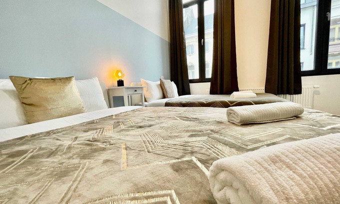 Klein-Antwerpen Apartamento | Luxury 2BR 2BA Near Fashion District by Oneluxstay