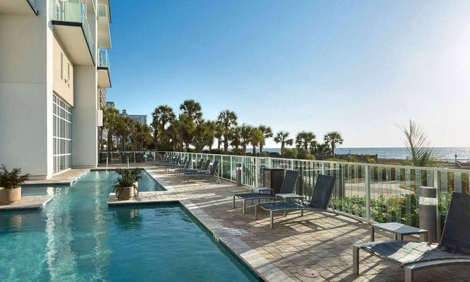 Myrtle Beach Complejo | Luxury 2BR Condo at Ocean 22 | Stunning Views, Pools & Direct Beach Access