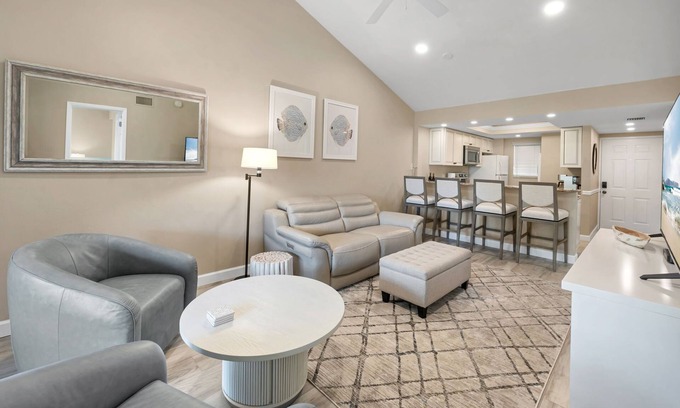 Bonita Bay Condominio | Luxury 2BR Condo w/ Private Beach Access & Resort Perks – Bonita Bay