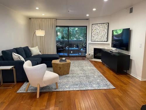 Camelback East Apartamento | Luxury 2BR in Biltmore - Gated with Garage