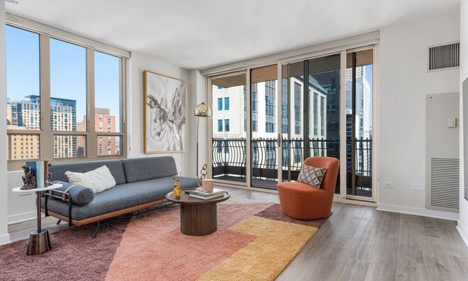 Rush and Division Apartamento | Luxury 2BR on Michigan Ave with Private Balcony